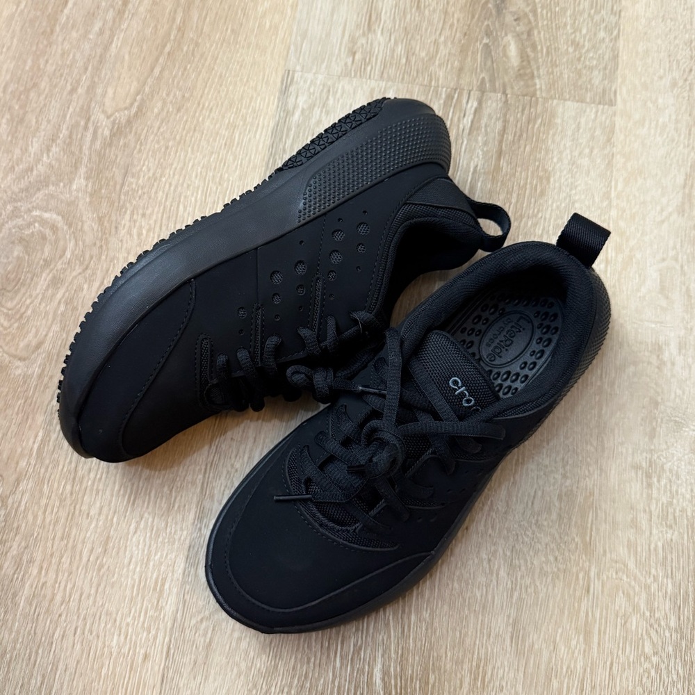 NEW Crocs Women's On the Clock Work Sneaker Size W7 Slip Resistant